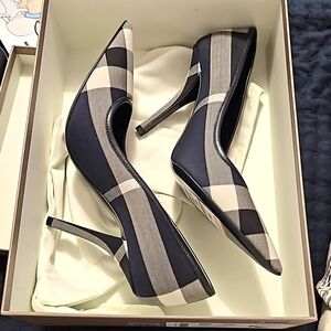 $950 Burberry Aubri Check Pump Heels sz 38 (EUR) SILVER/DC BLUE